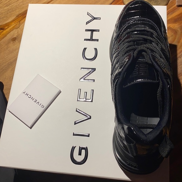 Givenchy - Picture 1 of 6